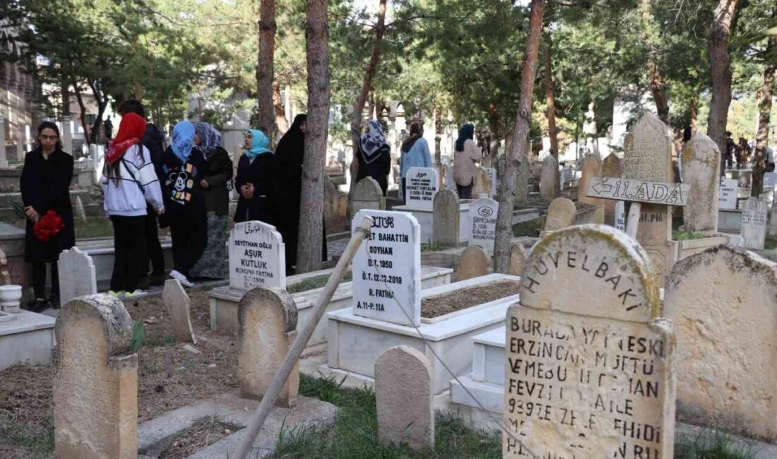 Kurban Bayramı arifesinde Erzincan’daki Terzibaba Mezarlığı ziyaretçilerle doldu. Bayram öncesinde