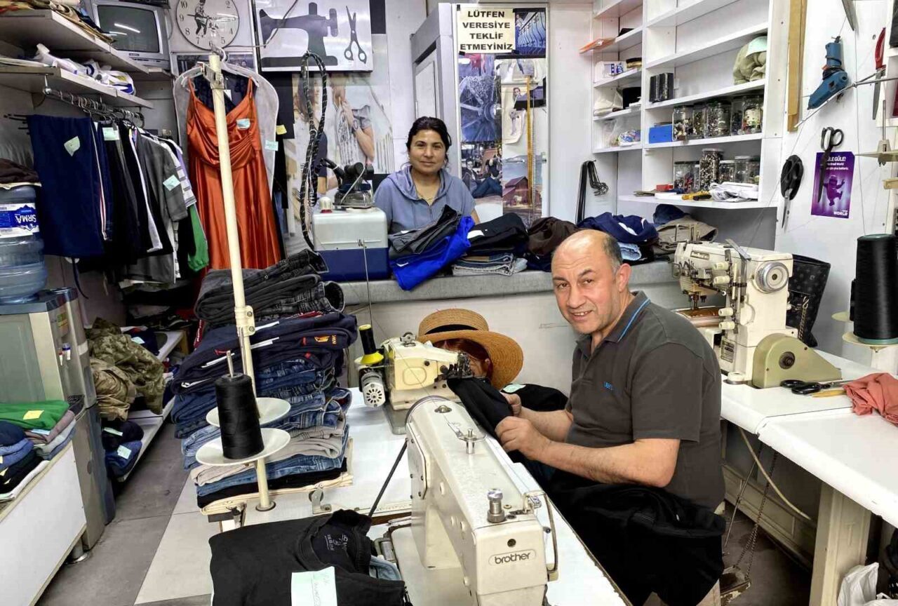 Manisa’nın Alaşehir ilçesinde yaklaşan Kurban Bayramı öncesi terzilerde yoğunluk arttı.