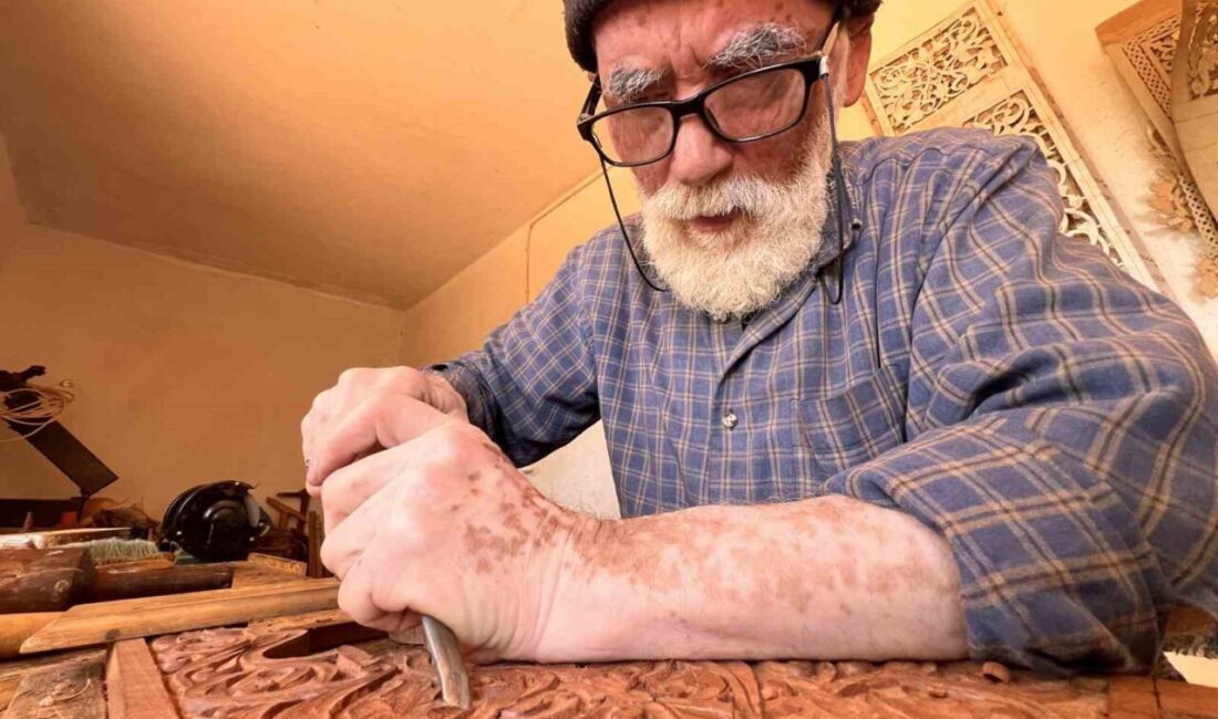 KAHRAMANMARAŞ (İHA) – Kahramanmaraş’ın tescilli Maraş rahlesi, ustaların ellerinde geleceğe