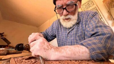 KAHRAMANMARAŞ (İHA) – Kahramanmaraş’ın tescilli Maraş rahlesi, ustaların ellerinde geleceğe