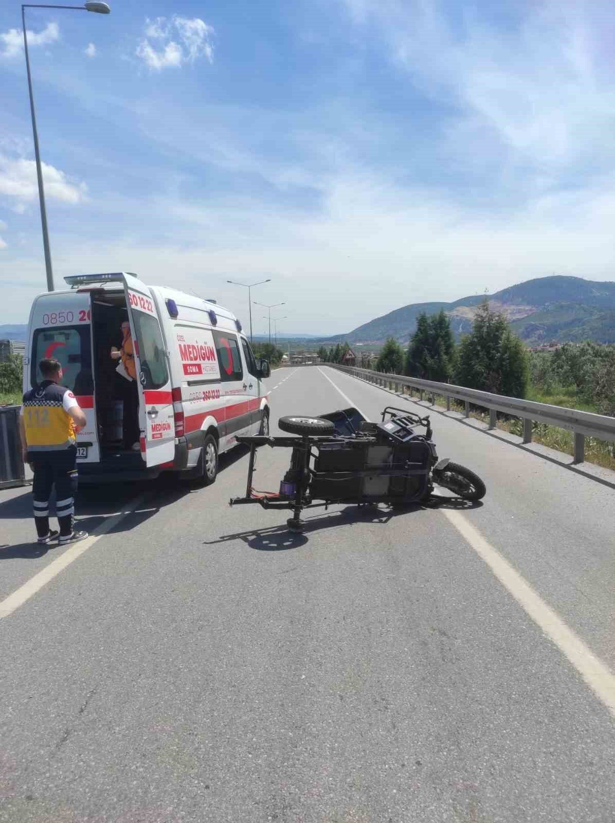 Manisa’nın Kırkağaç ilçesinde tır ile üç tekerlekli elektrikli motosikletin çarpışması