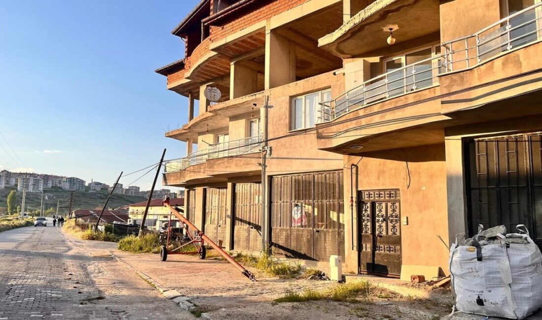 Manisa’nın Kula ilçesinde seyir halindeki tırın kablolara takılması sonucu sokak
