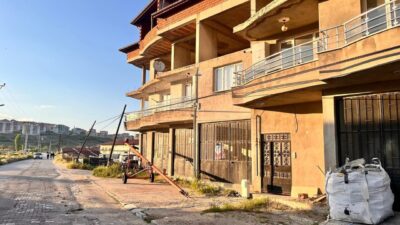 Manisa’nın Kula ilçesinde seyir halindeki tırın kablolara takılması sonucu sokak
