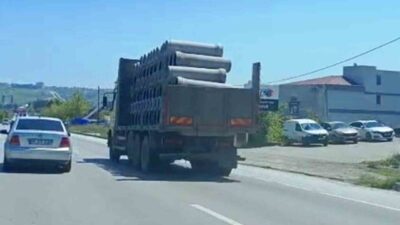 SAMSUN (İHA) – Samsun’da bir tır tarafından beton boruların gerekli