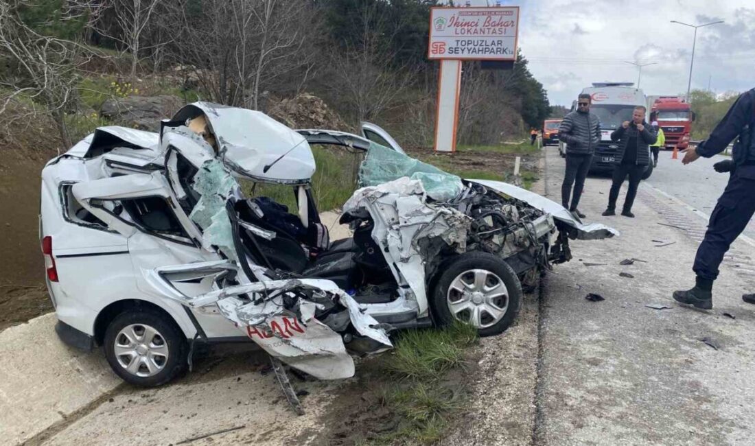Çorum’da hafif ticari aracın önündeki tıra çarpması neticesinde meydana gelene