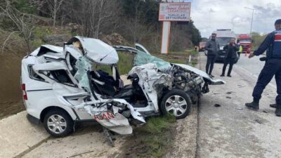 Çorum’da hafif ticari aracın önündeki tıra çarpması neticesinde meydana gelene