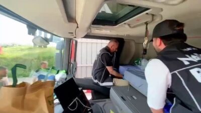 Hatay’da durdurulan tırın içinde yer alan yatağın altındaki bölmeden 12