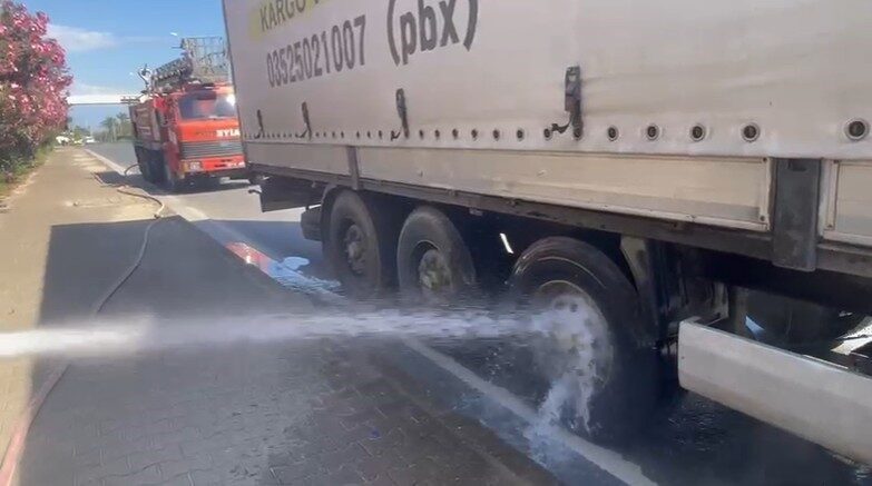Antalya’nın Alanya ilçesinde seyir halindeki tırda çıkan yangın sürücünün yangın