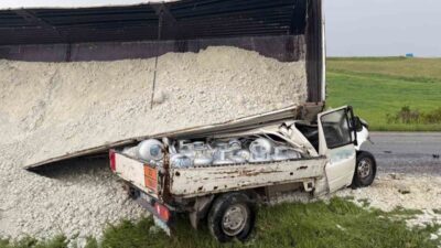 Afyonkarahisar’da kontrolden çıkan kum yüklü tırın üzerine devrildiği kamyonetin sürücüsü
