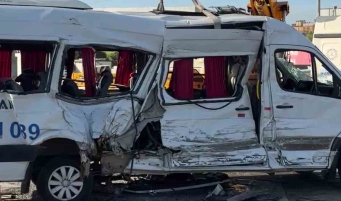 Kocaeli’nin Çayırova ilçesinde tır ile çarpışan işçi servisi devrilirken, kazada