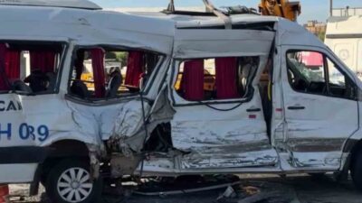 Kocaeli’nin Çayırova ilçesinde tır ile çarpışan işçi servisi devrilirken, kazada