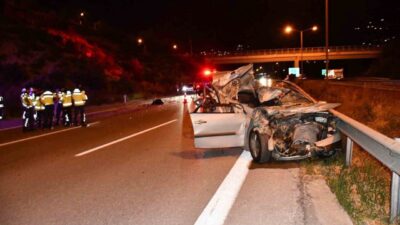 Hatay’ın İskenderun ilçesinde tırla çarpışan otomobilin hurdaya döndüğü kazada 18