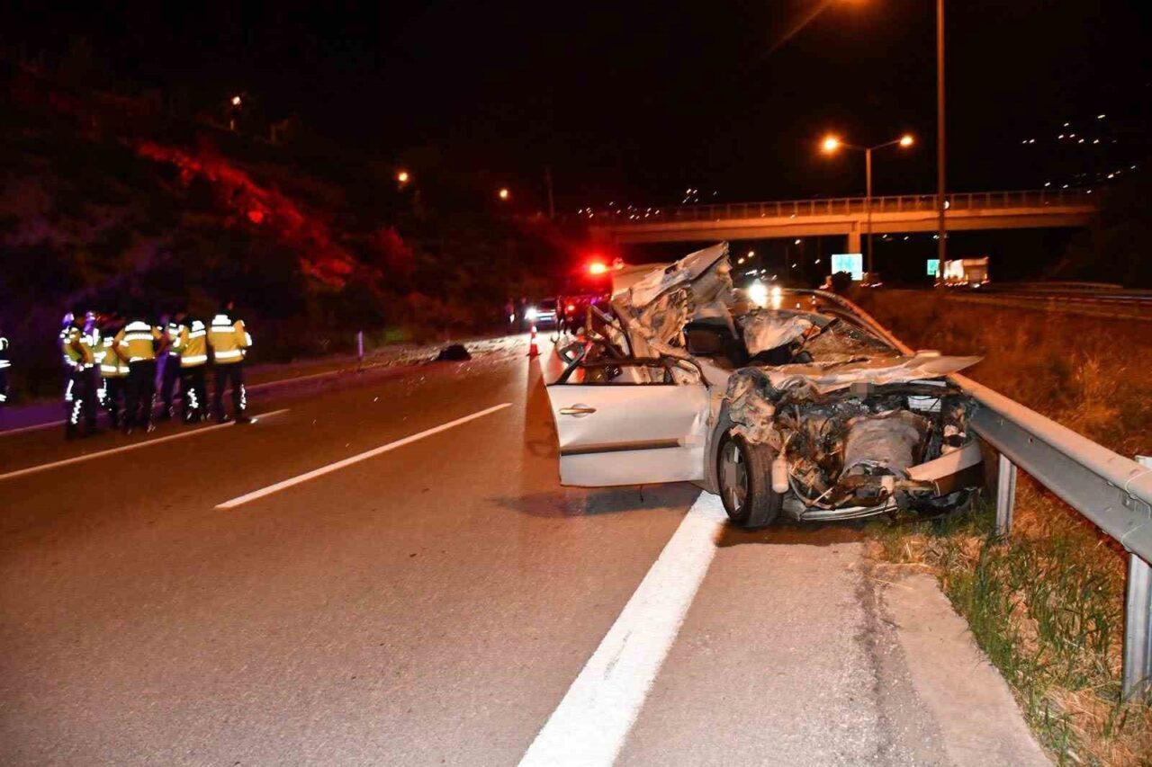 Hatay’ın İskenderun ilçesinde tırla çarpışan otomobilin hurdaya döndüğü kazada 18