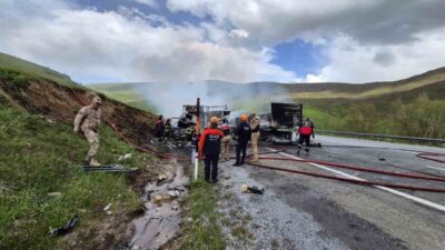 Bitlis’in Tatvan ilçesinde iki tırın kafa kafaya çarpışarak alev topuna