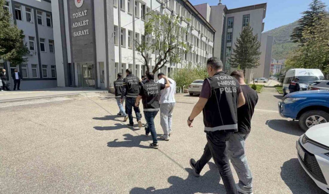 Tokat’ta posi tarafından gözaltına alınan iki uyuşturucu satıcısı çıkartıldıkları mahkemece