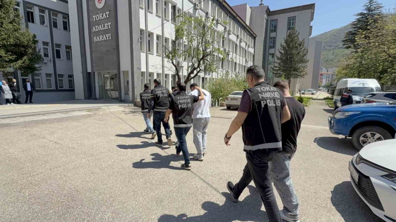 Tokat’ta posi tarafından gözaltına alınan iki uyuşturucu satıcısı çıkartıldıkları mahkemece