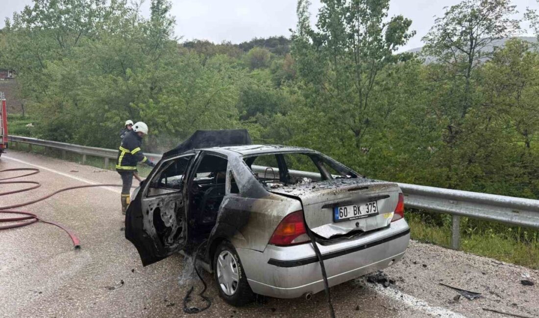 Tokat’ın Almus ilçesinde seyir halinde alev alan otomobil dakikalar içerisinde