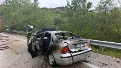 Tokat’ın Almus ilçesinde seyir halinde alev alan otomobil dakikalar içerisinde