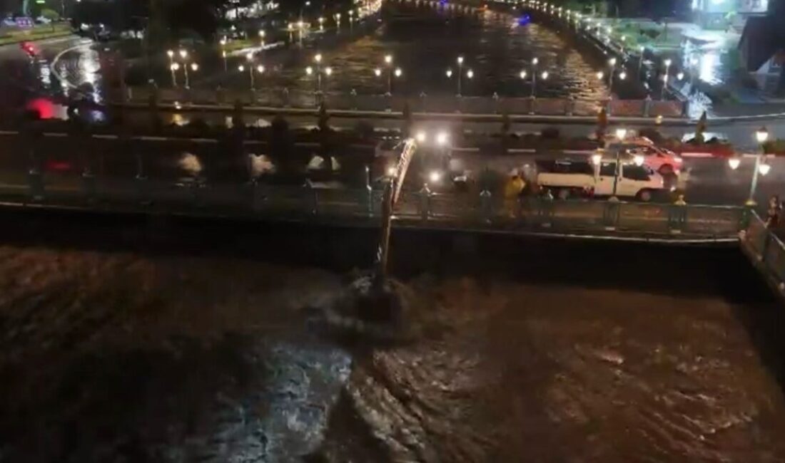 Tokat’ta debisi yükselen Yeşilırmak üzerindeki Atatürk köprüsü yaya trafiğine kapatıldı.