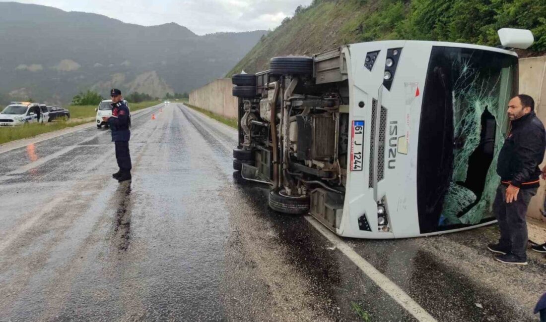 Tokat’ın Reşadiye ilçesinde cenaze dönüşü İstanbul’a seyir halinde olan minibüs