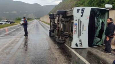 Tokat’ın Reşadiye ilçesinde cenaze dönüşü İstanbul’a seyir halinde olan minibüs