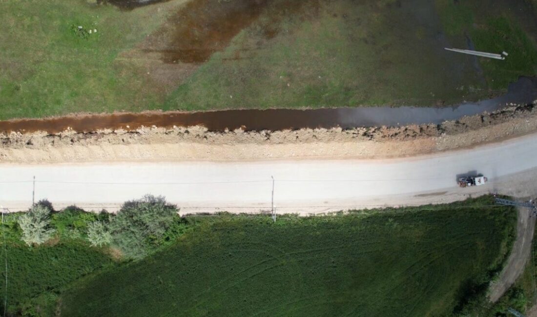 Yeşilırmak’ın taşmasıyla tarım arazilerinin sular altında kaldığı Turhal’da köy yoluna