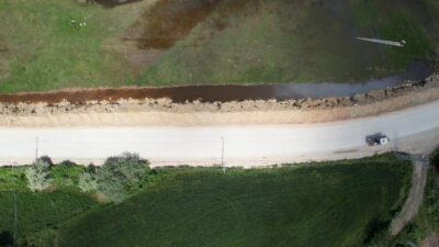 Yeşilırmak’ın taşmasıyla tarım arazilerinin sular altında kaldığı Turhal’da köy yoluna