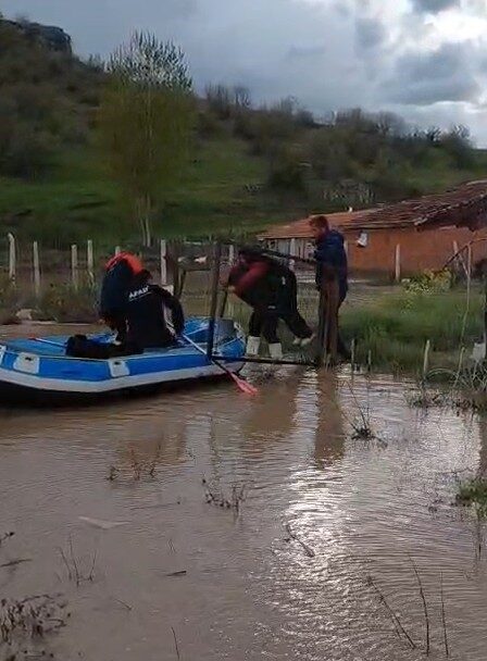 Tokat’ın Almus ilçesinde sağanak yağış sonrası sular altında kalan bölgede