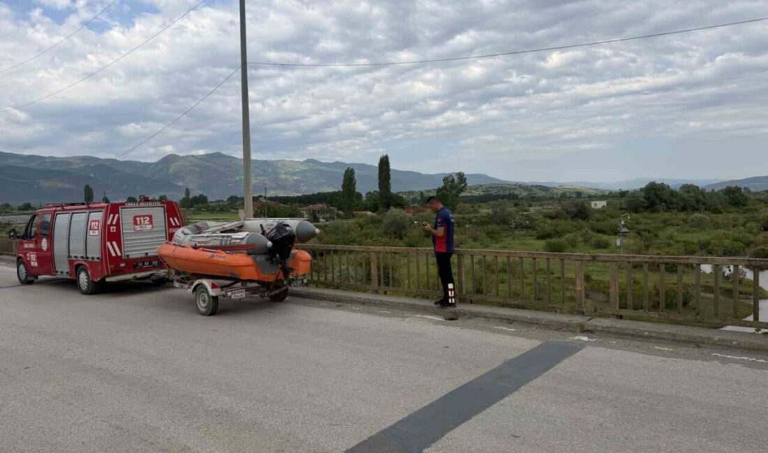 Tokat’ın Erbaa ilçesinde Kelkit Çayı’na düşen 2 arkadaş dalgalı sularda