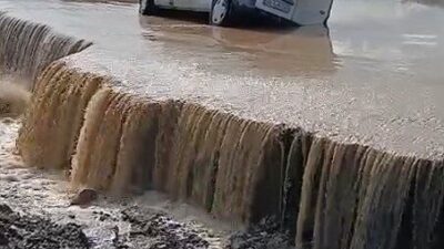 Tokat’ın Erbaa ilçesinde Kelkit Çayı’nın taşmasıyla Evyaba Mahallesi’nde yollar ve