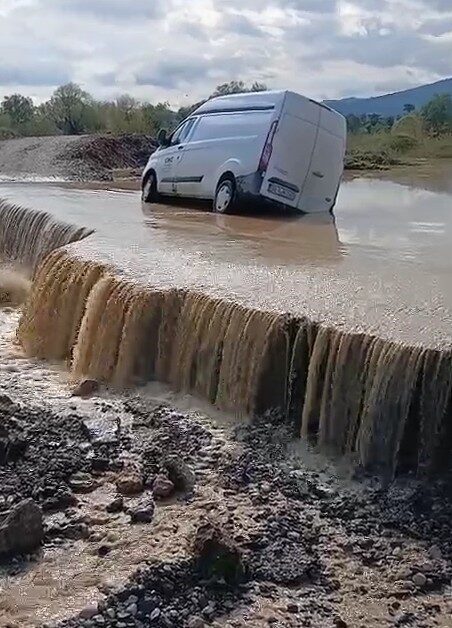 Tokat’ın Erbaa ilçesinde Kelkit Çayı’nın taşmasıyla Evyaba Mahallesi’nde yollar ve