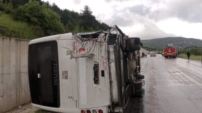 Tokat’ın Reşadiye ilçesinde Esenyurt Belediyesi’ne ait minibüsün devrilerek itfaiye aracıyla