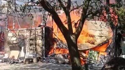 Tokat merkeze bağlı Bula köyünde bir evin müştemilatında çıkan yangın,