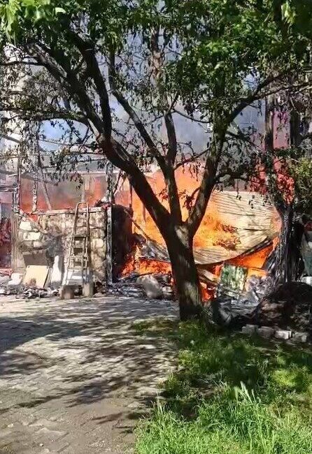 Tokat merkeze bağlı Bula köyünde bir evin müştemilatında çıkan yangın,