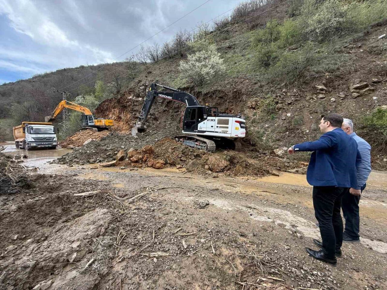 Tokat’ın Almus ilçesinde sağanak sonrası meydana gelen taşkında Değeryer köyü