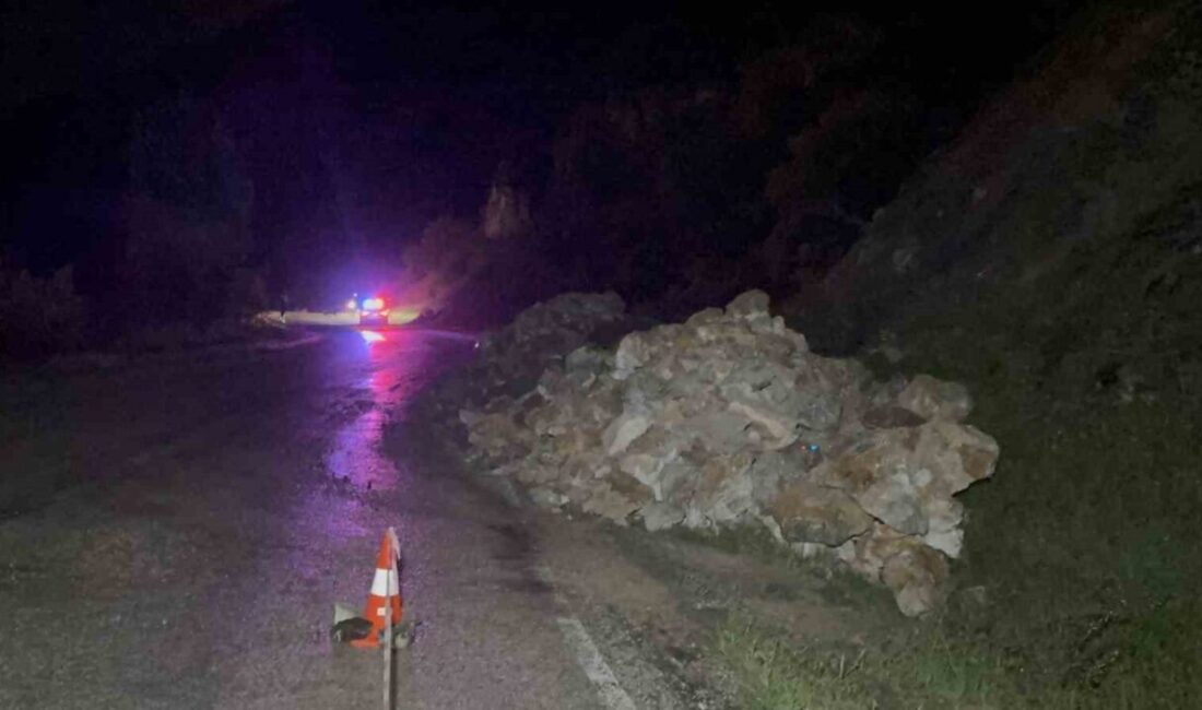 Tokat’ın Çat kasabası yolunda dağ yamacından kopan kaya parçaları karayoluna