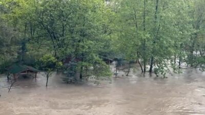 Tokat’ın Niksar ilçesinde yaz aylarında serinlemek isteyen vatandaşların ırmak içinde