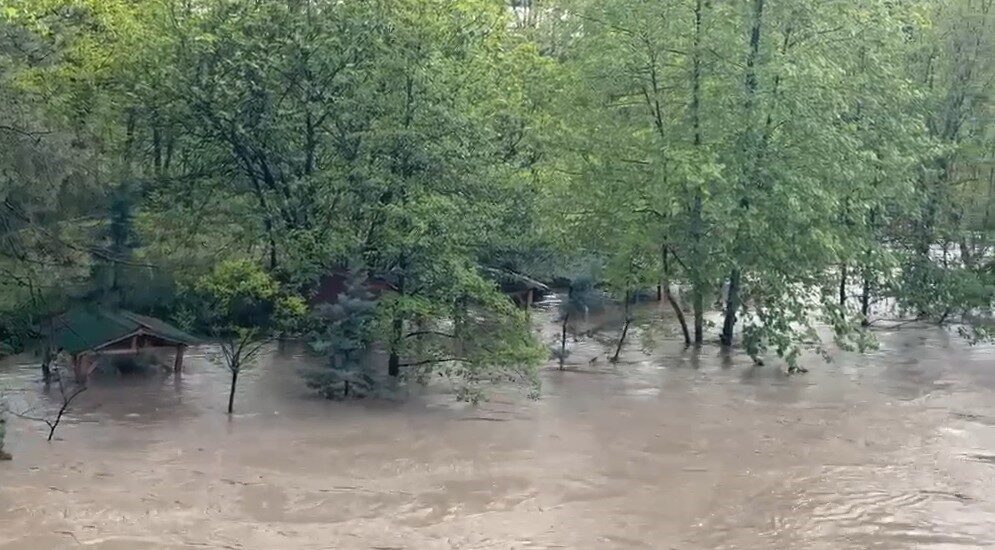 Tokat’ın Niksar ilçesinde yaz aylarında serinlemek isteyen vatandaşların ırmak içinde