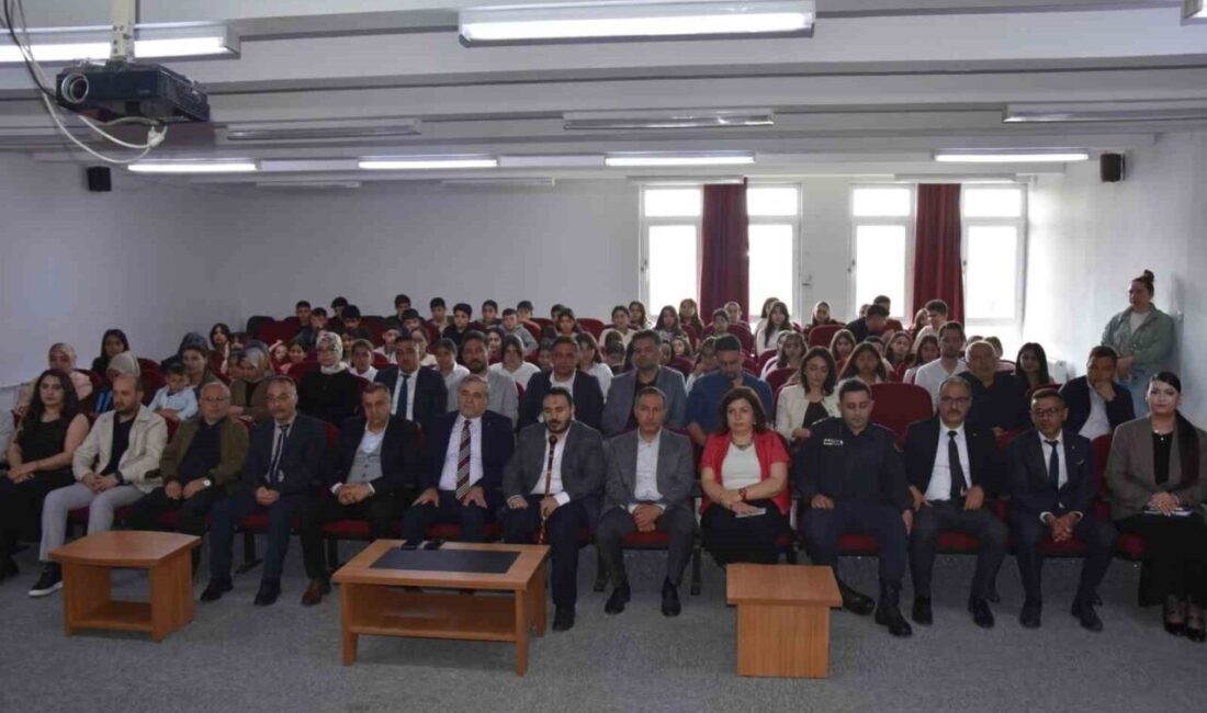 Kayseri’nin Tomarza ilçesinde ’Maarifin Kalbinde Vakti Kuşanmak’ programı düzenlendi. Şehit