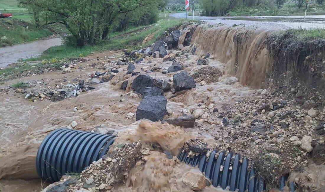 Kayseri’nin Tomarza ilçesinde etkili olan sağanak yağış nedeniyle su taşkınları