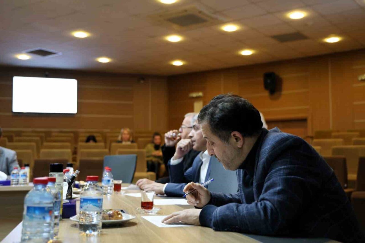Kocaeli Büyükşehir Belediyesi Encümeni, toplu taşıma ve market denetimlerini değerlendirdi.