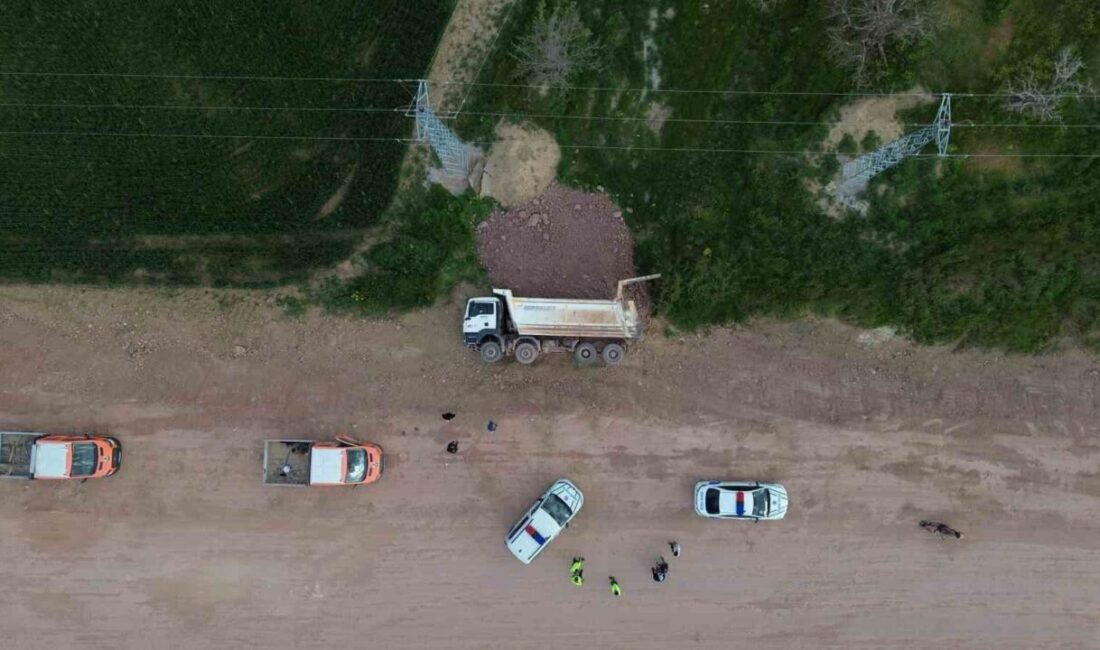 Karaman’da yeni çevre yolu yapımı sırasında toprak yüklü kamyonun şarampole