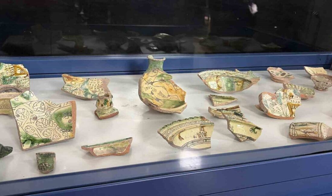 Osmaniye’nin Toprakkale ilçesindeki tarihi Toprakkale Kalesi’nde yürütülen arkeolojik kazı çalışmalarında