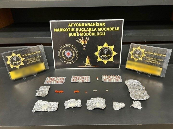 Afyonkarahisar’da torbacı diye adlandırılan uyuşturucu satıcılarına yönelik düzenlenen operasyonda yakalanan