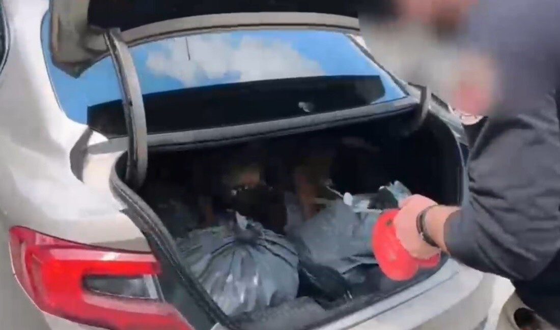 Sakarya merkezli düzenlenen uyuşturucu operasyonu kapsamında durdurulan iki araçta yaklaşık