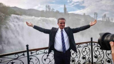 Tortum Şelalesi, bahar aylarında artan su debisiyle adeta yeniden coşarken,