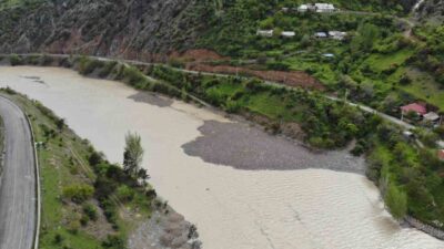 Gümüşhane’nin Torul ilçesindeki Torul Baraj Gölü’nde biriken atıklar nedeniyle göl
