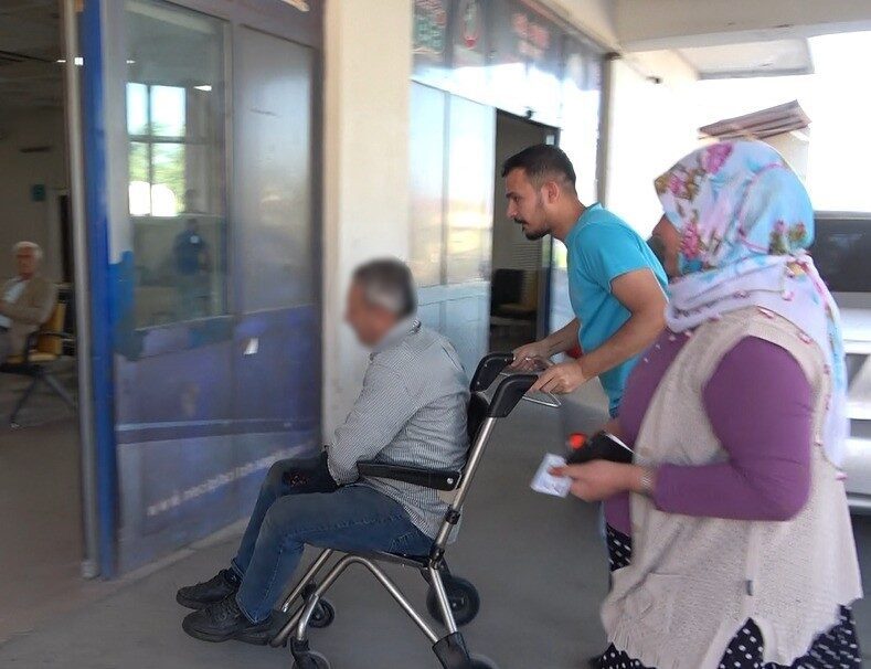 Kahramanmaraş’ta kurban kesimi sırasında kendilerini yaralayan vatandaşlar hastanelere akın etti.