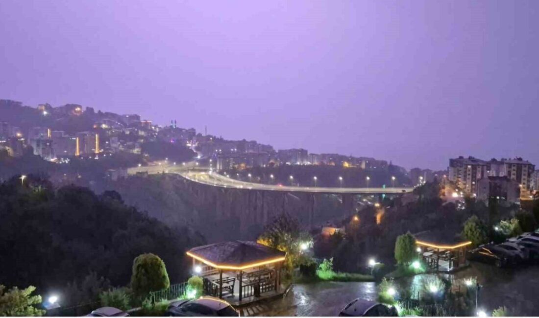 Trabzon’da yağmurla birlikte çakan şimşekler gökyüzünü aydınlattı. Kentte akşam saatlerinde