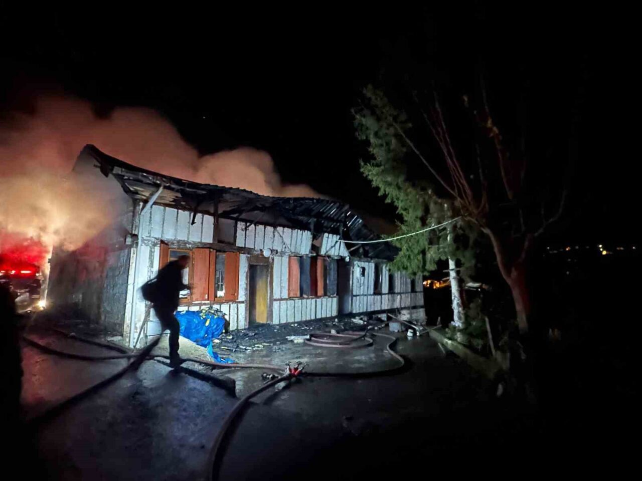 Trabzon’un Hayrat ilçesinde bir evde çıkan yangında 75 yaşındaki kadın